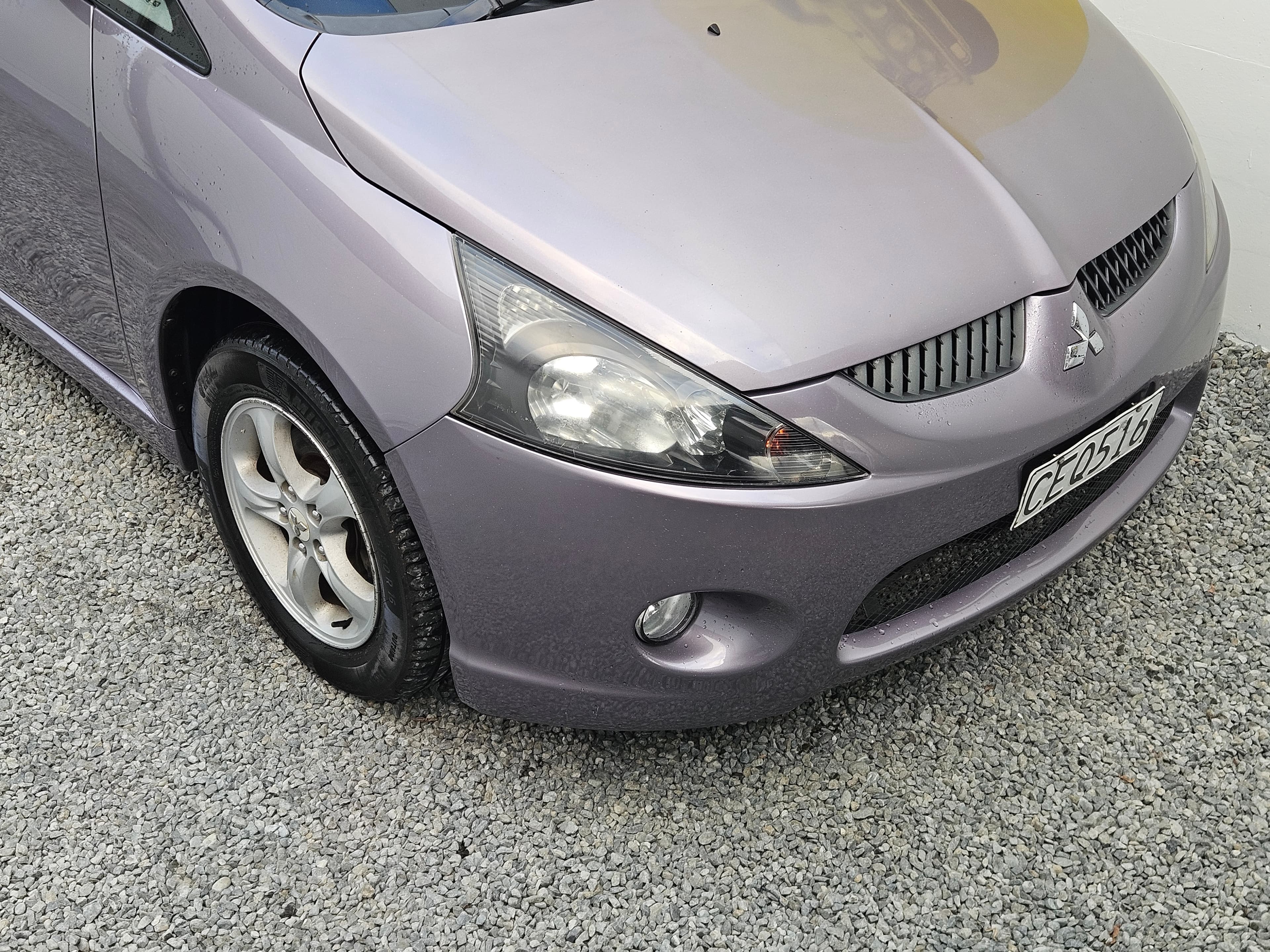 2004 MITSUBISHI GRANDIS photo 4