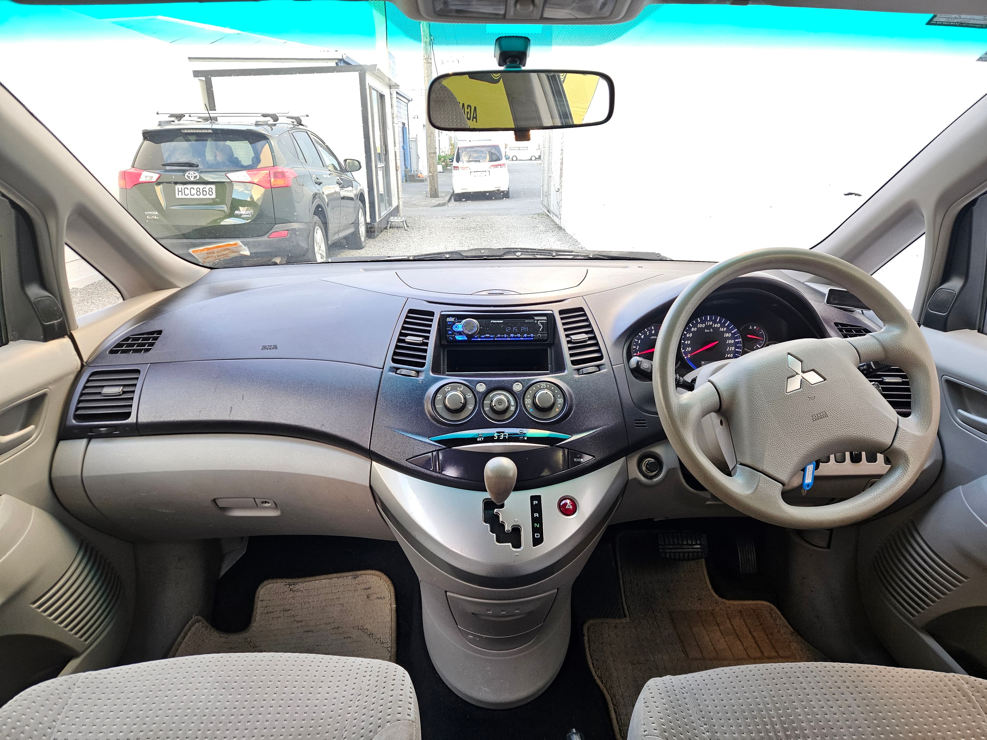 2004 MITSUBISHI GRANDIS photo 15