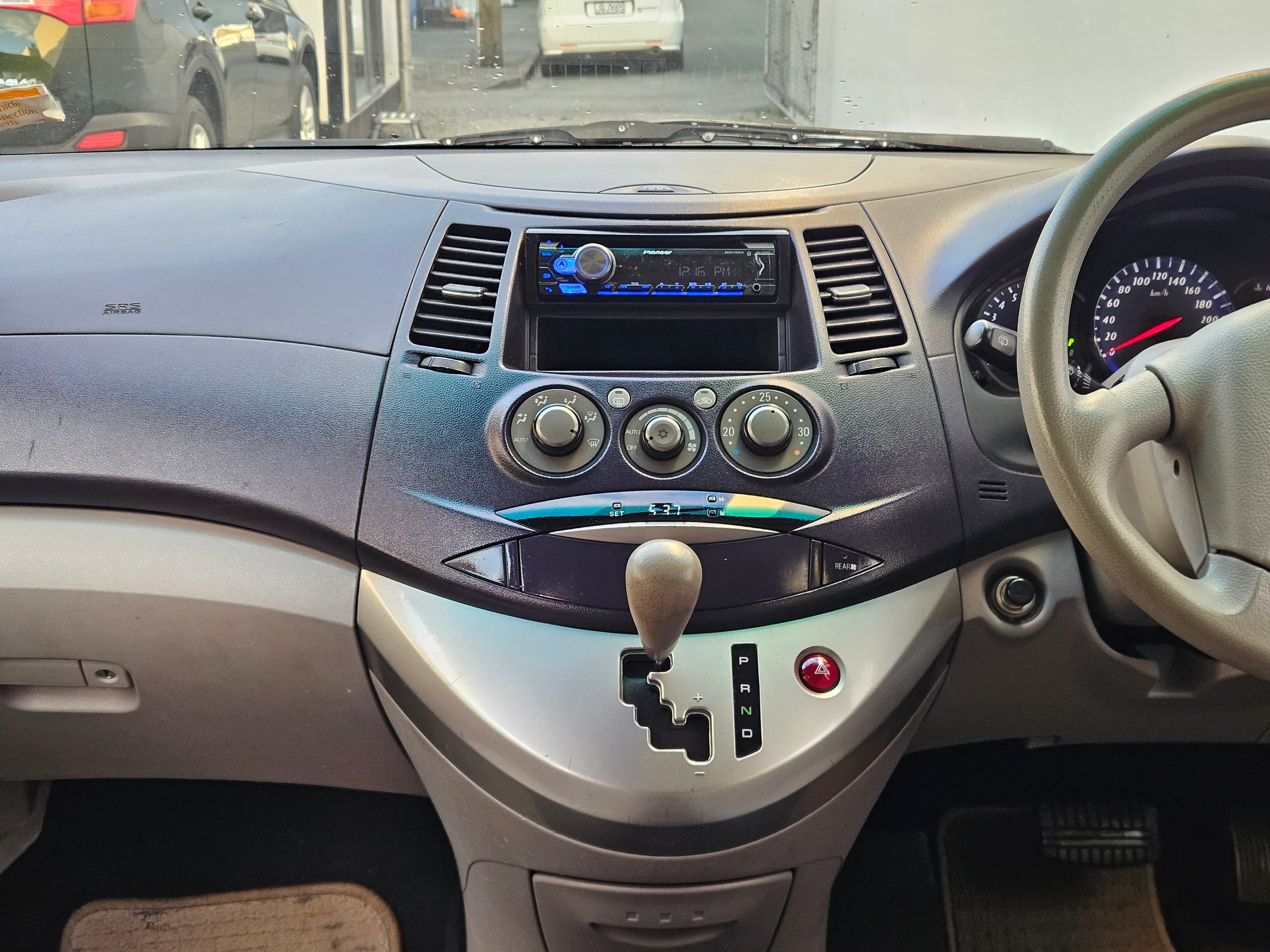 2004 MITSUBISHI GRANDIS photo 16