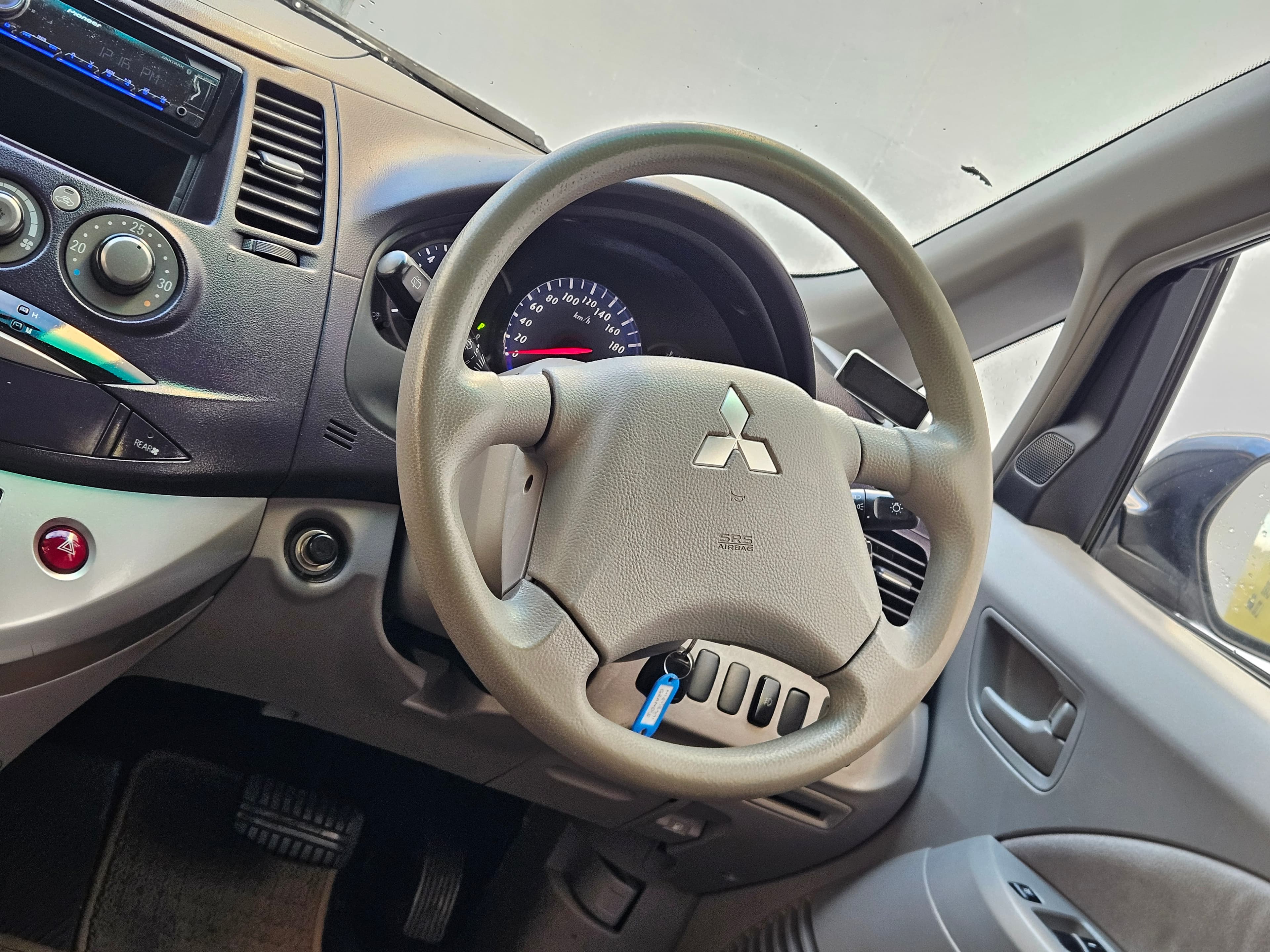 2004 MITSUBISHI GRANDIS photo 17