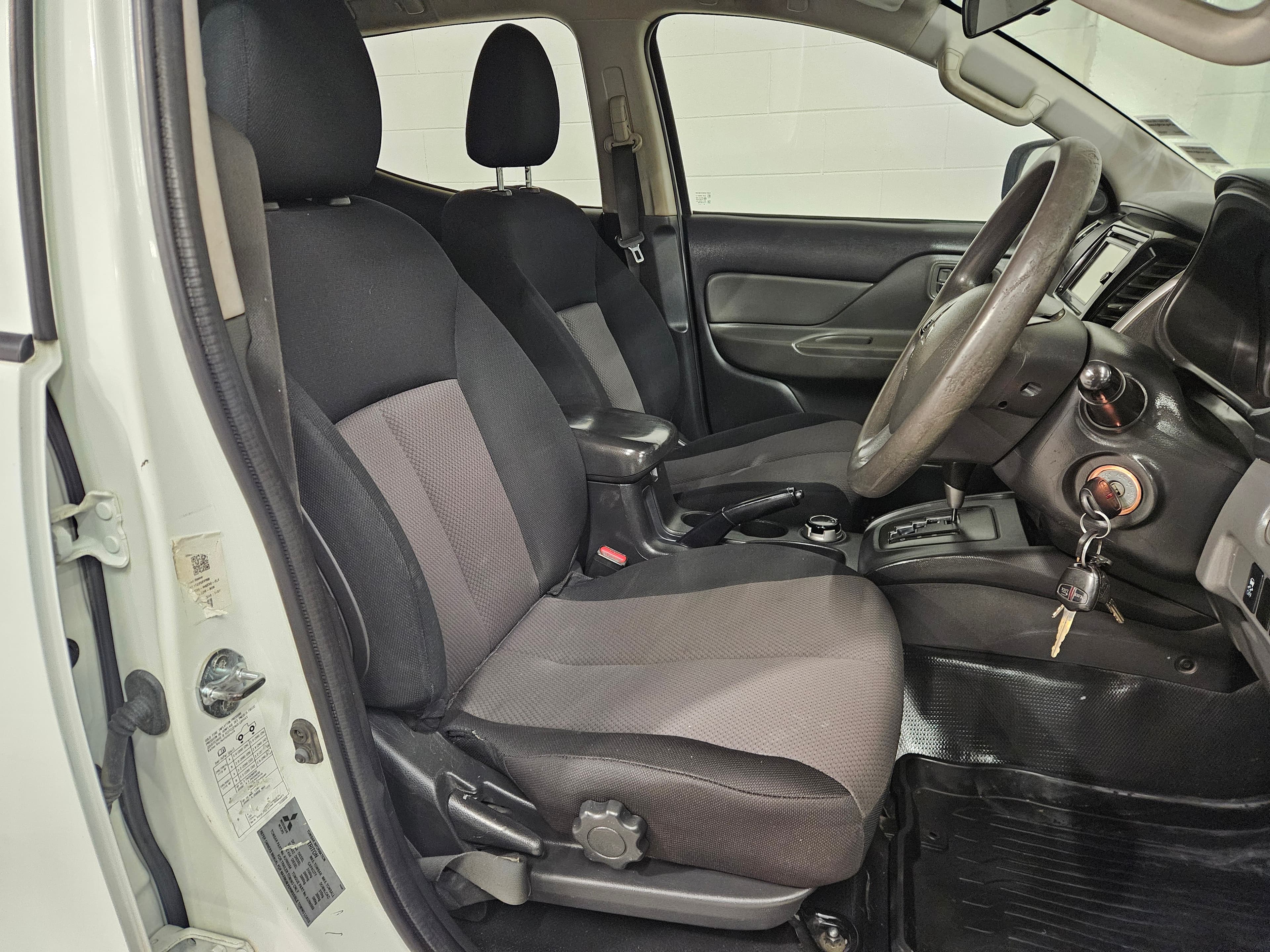 2016 Mitsubishi Triton D/Cab Glx 4WD AT photo 9