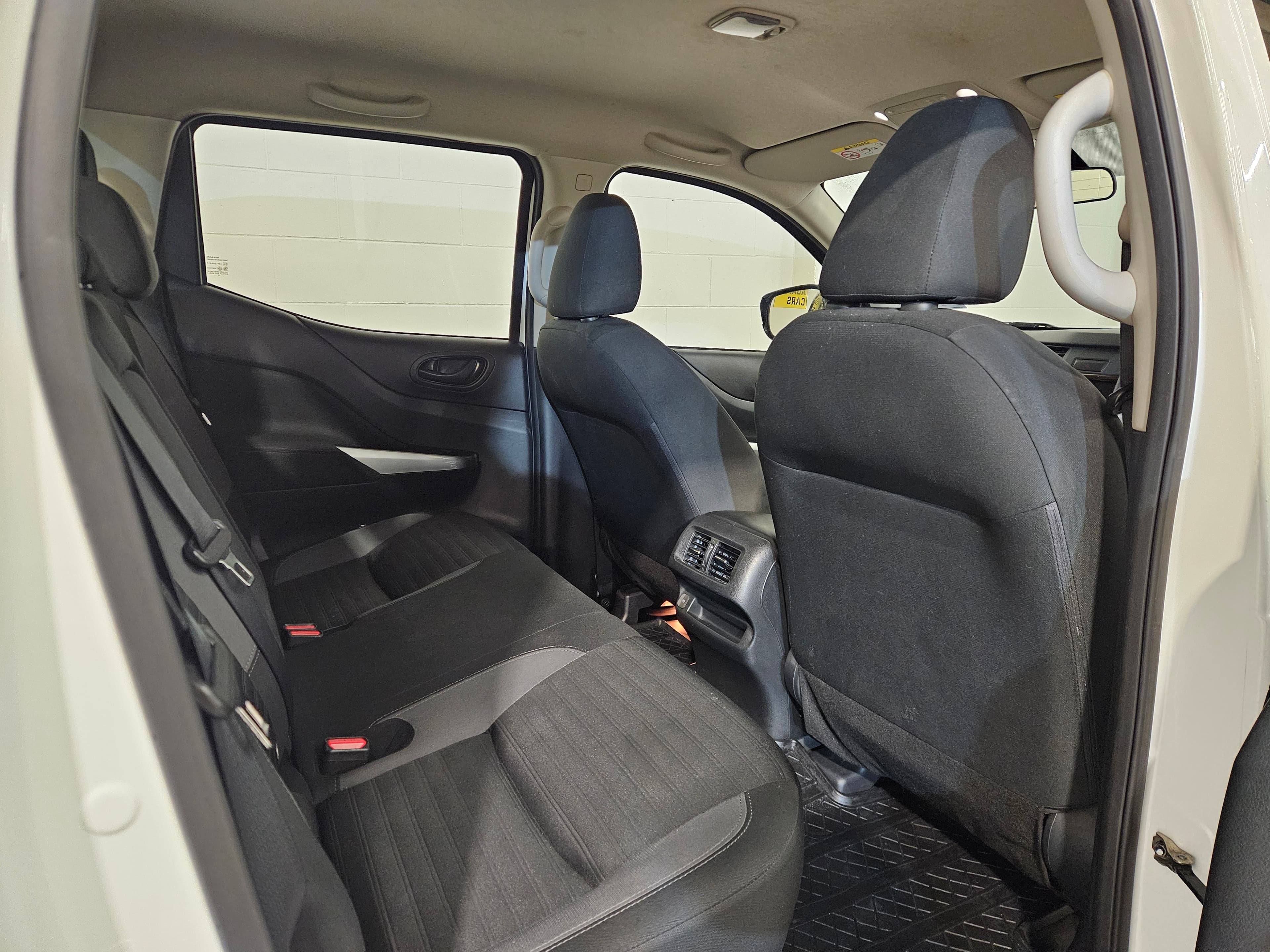 2021 Nissan Navara SL photo 14