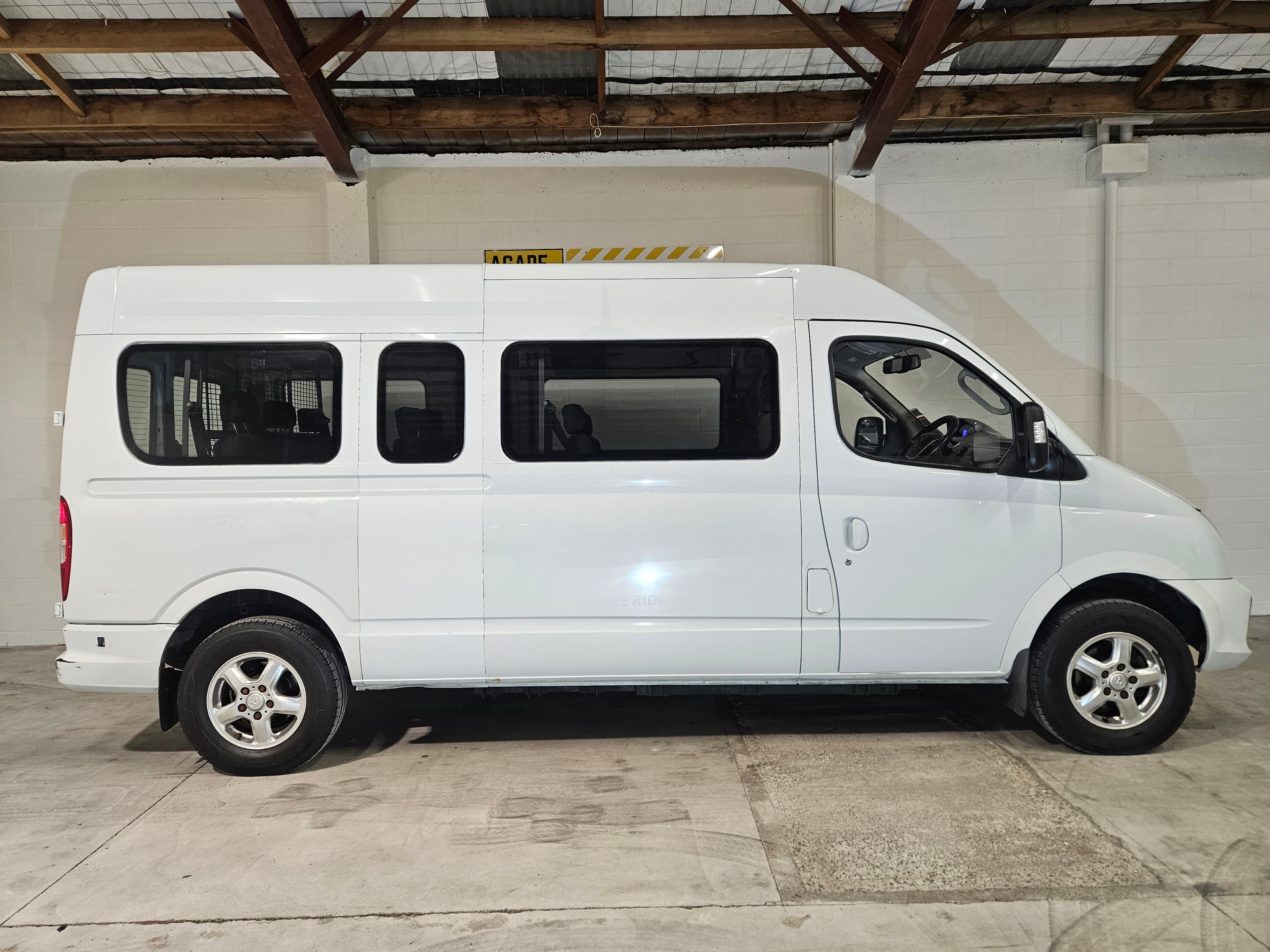 2026 LDV EV80 Bus photo 4