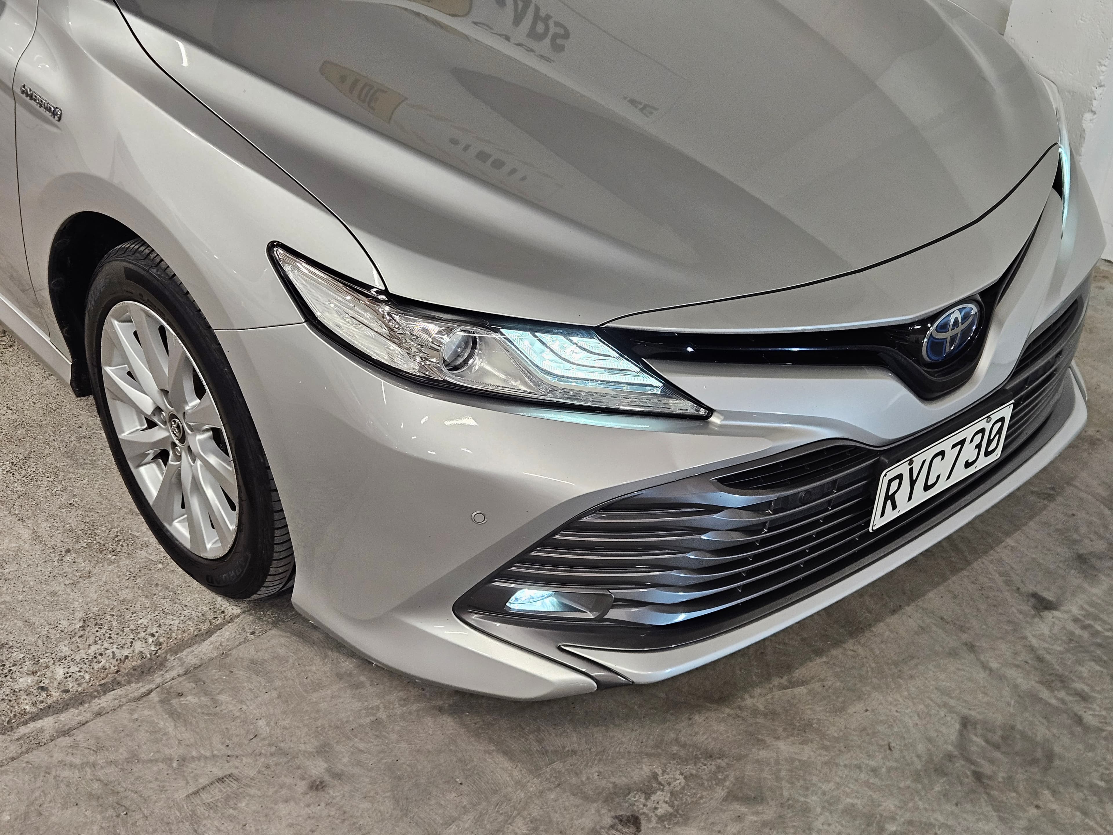 2019 Toyota Camry Hybrid photo 13