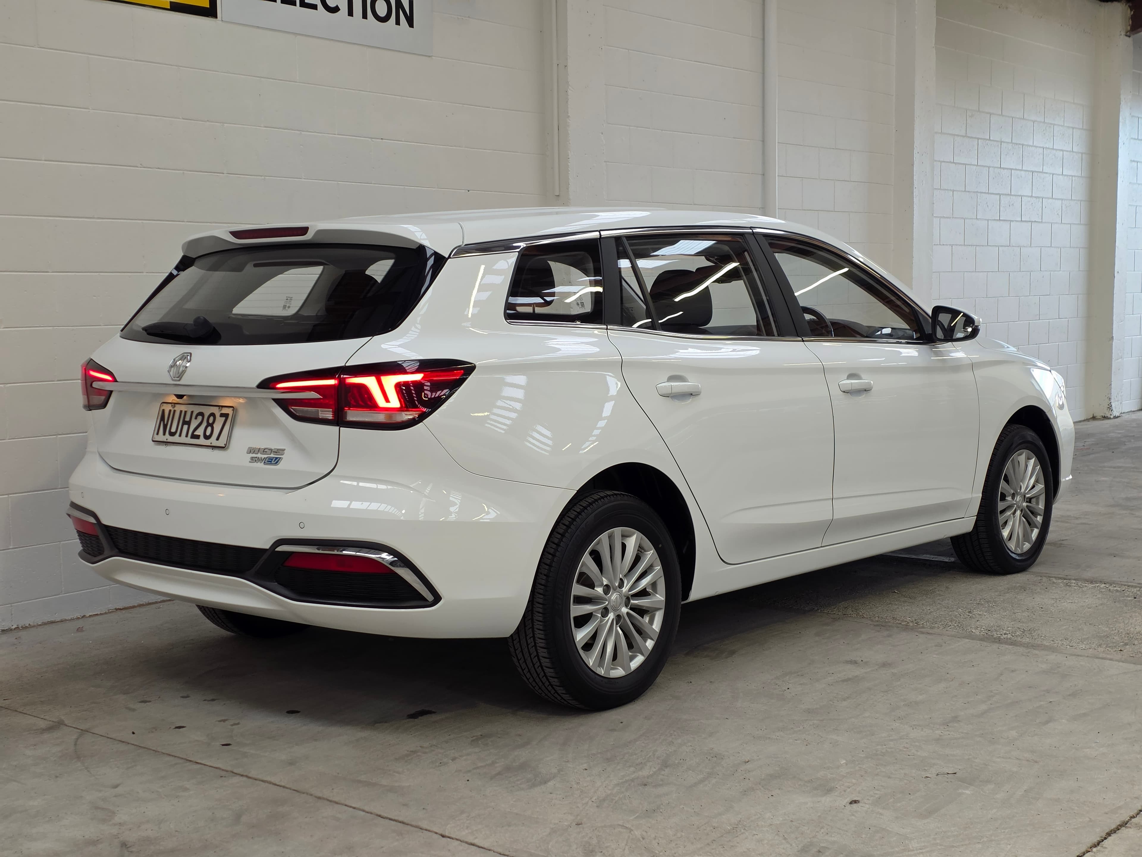 2021 MG MG 5 EV  52.5 kWh battery photo 4