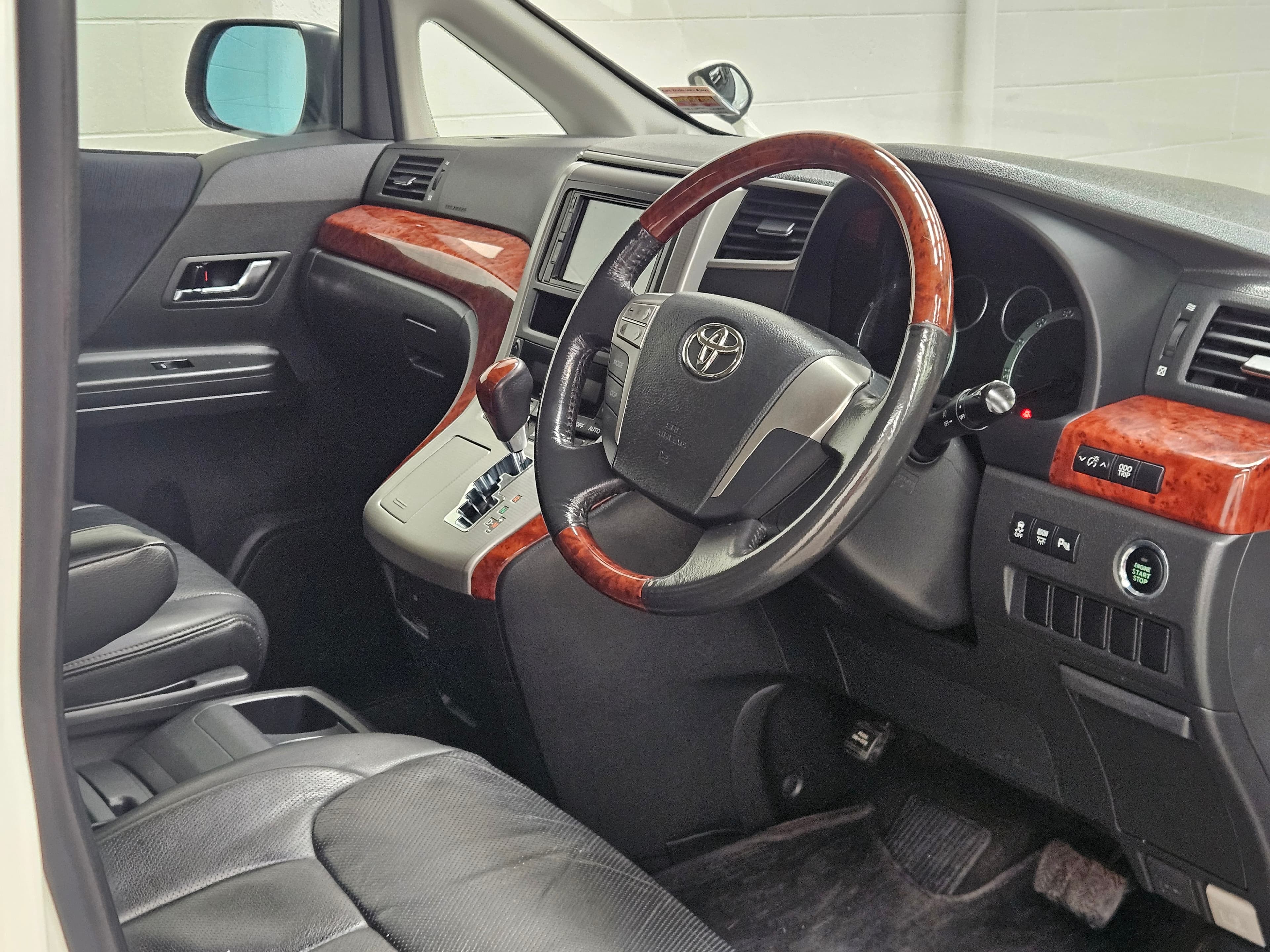 2010 Toyota Vellfire photo 9