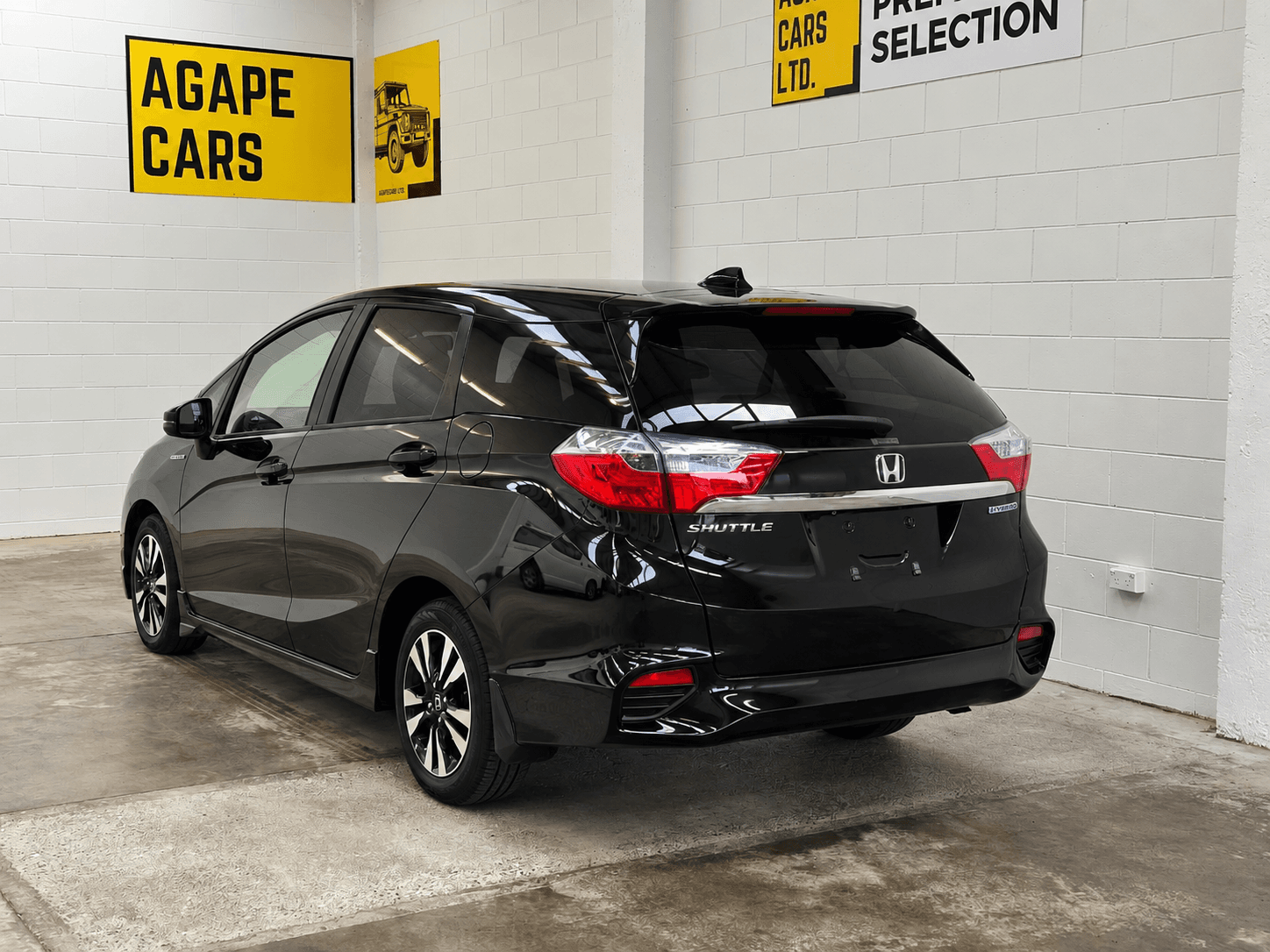 2015 Honda Shuttle X Hybrid photo 5