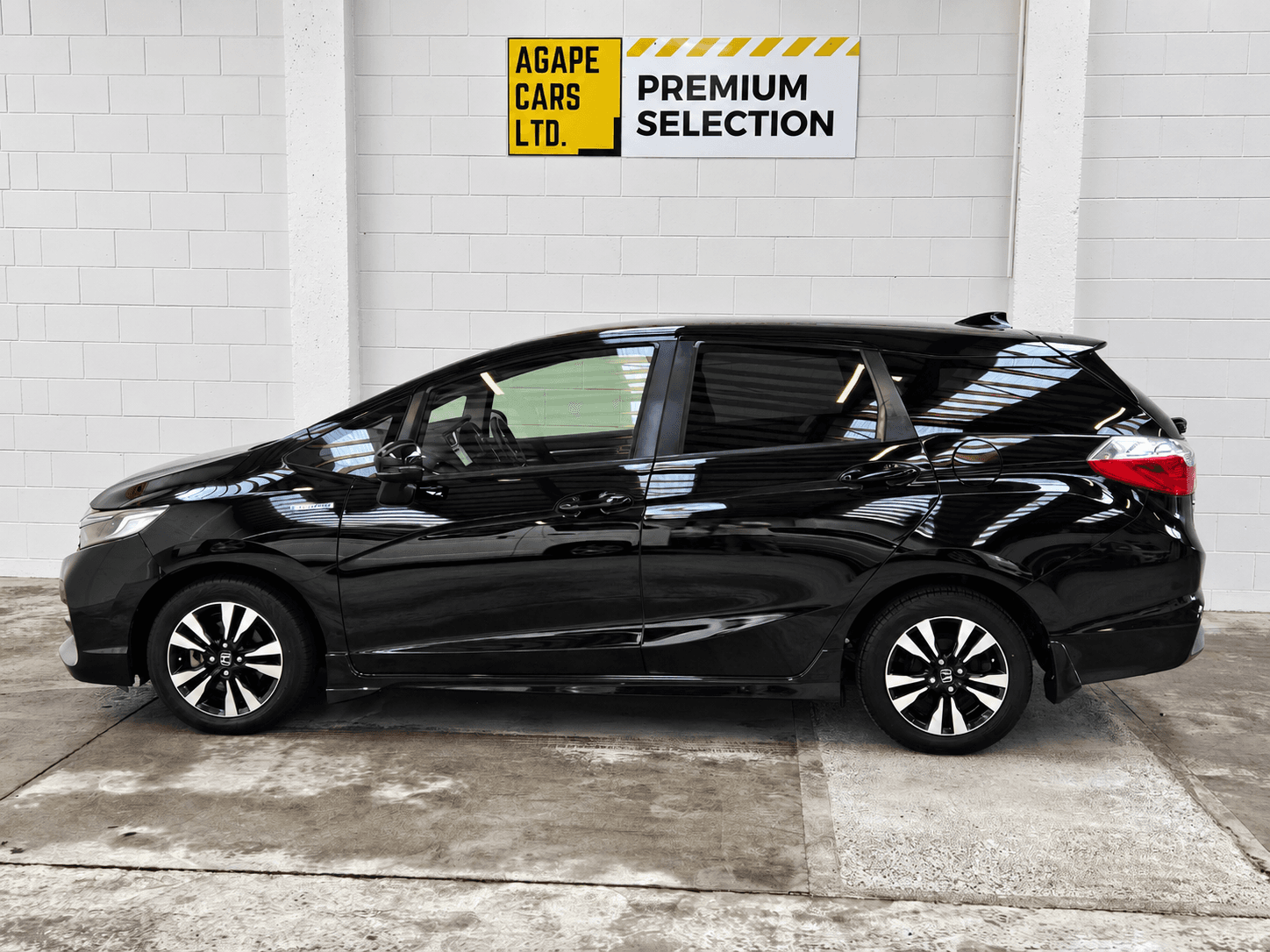 2015 Honda Shuttle X Hybrid photo 6