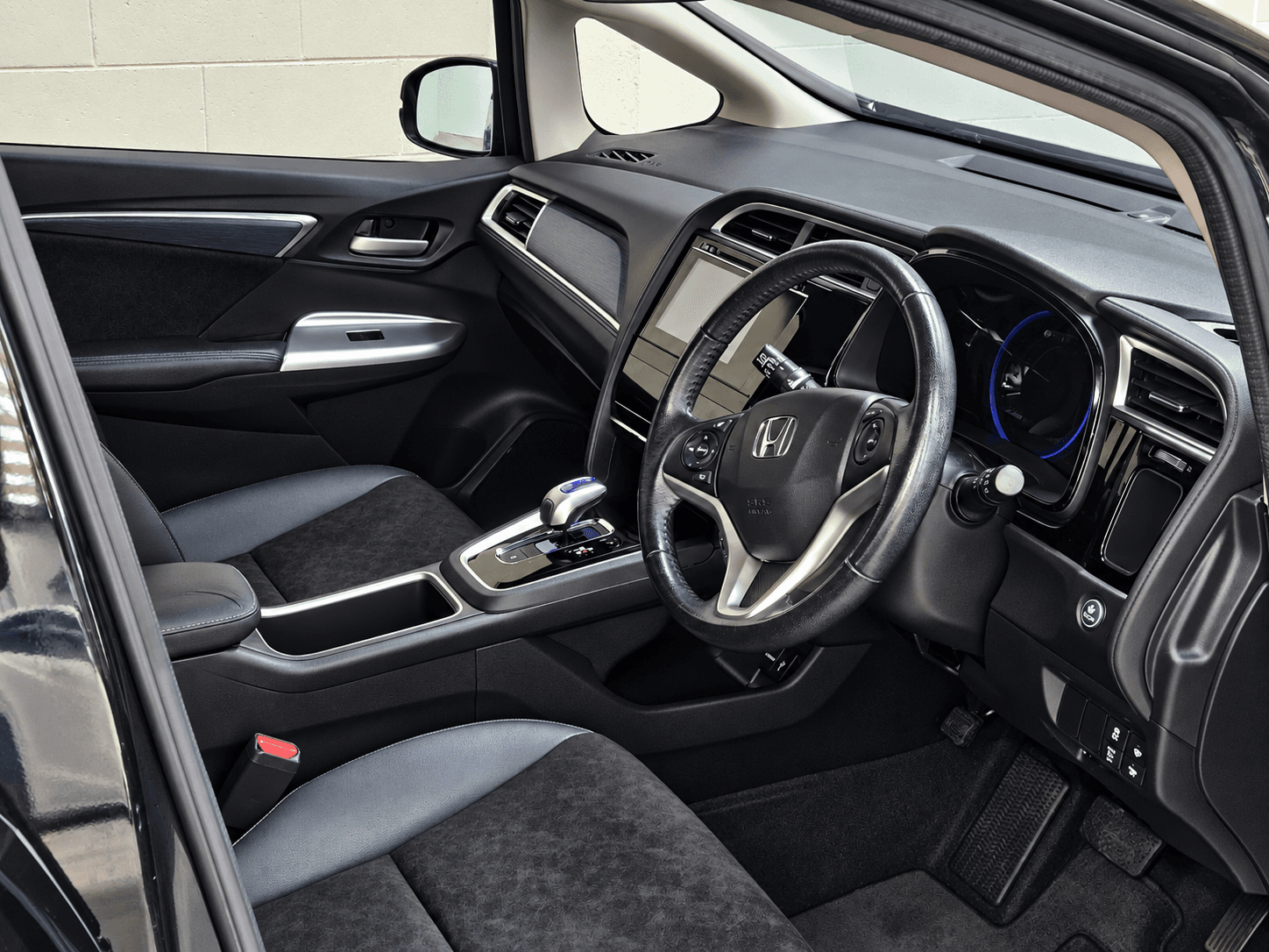 2015 Honda Shuttle X Hybrid photo 9